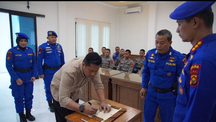 SIAP MENUJU WILAYAH BEBAS KORUPSI (WBK) DAN WILAYAH BIROKRASI BERSIH DAN MELAYANI (WBBM) PERSONEL DITPOLAIRUD POLDA JAMBI TANDATANGANI FAKTA INTEGRITAS