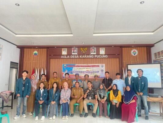 Tingkatkan Digitalisasi Desa, Mahasiswa KKN Unila Adakan Sosialisasi dan Pembinaan QRIS untuk Pelaku UMKM di Desa Karang Pucung