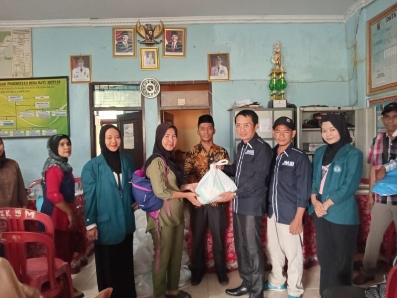 Bakti Sosial Kita Peduli, JMSI Bersama BAZNAS dan Orang-Orang Baik Bantu Sembako Korban Banjir di Desa Batu Menyan