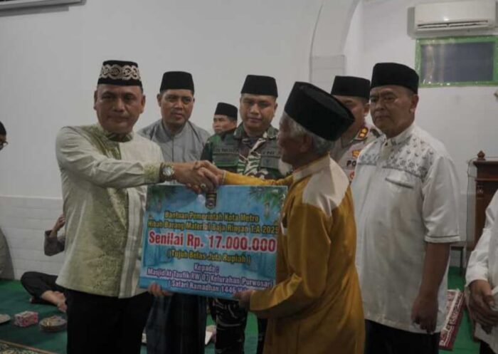 Safari Ramadhan Walikota Metro Beri Bantuan Material Masjid At-Taufik Purwoasri