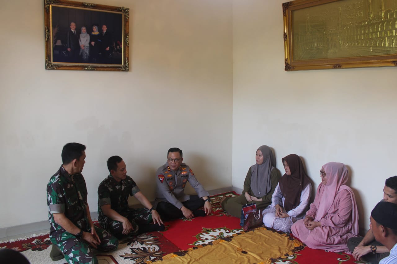 Sampaikan Bela Sungkawa Pangdam II/Swj Didampingi Danrem 043/Gatam Kunjungi Keluarga Korban