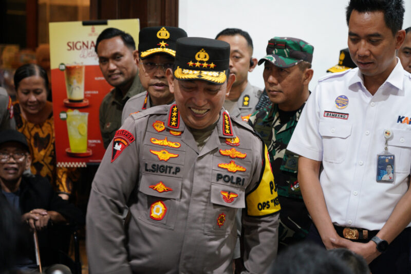 Danrem 072/Pamungkas dan Kapolri Tinjau Arus Mudik Lebaran 2025 di Stasiun Tugu