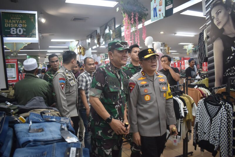 Pastikan Malam Takbiran Idul Fitri 1446 H / 2025 M Berjalan Aman, Danrem 043/Gatam, Bersama Gubernur dan Forkompinda Tinjau Beberapa Titik Pos Pengaman