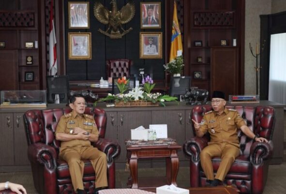 Hari Pertama Masuk Kantor, Gubernur Rahmat Mirzani Disambut Sejumlah Kepala Perangkat Daerah