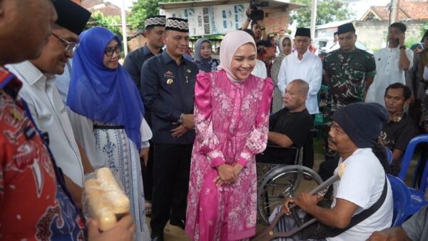 Safari Ramadhan di Kota Metro, Ketua TP PKK Provinsi Lampung Serahkan Bantuan Sembako, Mesin Jahit, dan Alat Bantu Disabilitas