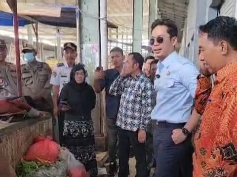 Bupati Egi Instruksikan KUPT Pasar Sidomulyo Tangani Masalah Sampah Secara Cepat