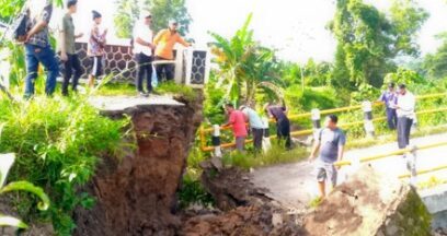 Wabup Lampung Selatan, M. Syaiful Tinjau Jembatan Ambrol Akibat Banjir, Pastikan Penanganan Cepat