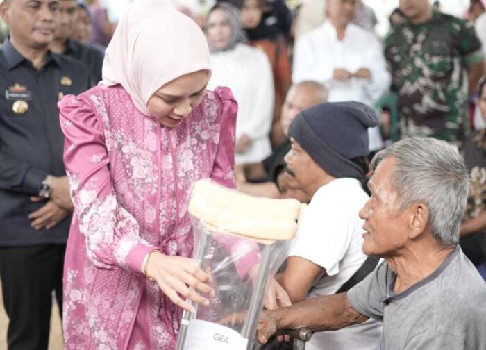 Ketua TP-PKK Provinsi Lampung dan Walikota Metro Bantu Penyandang Disabilitas