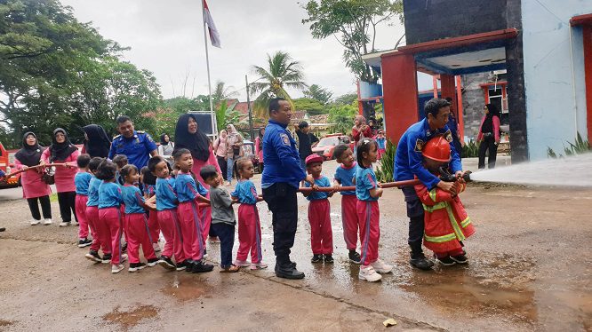 Murid TK Negeri Pembina Kalianda Belajar Jadi Petugas Damkar
