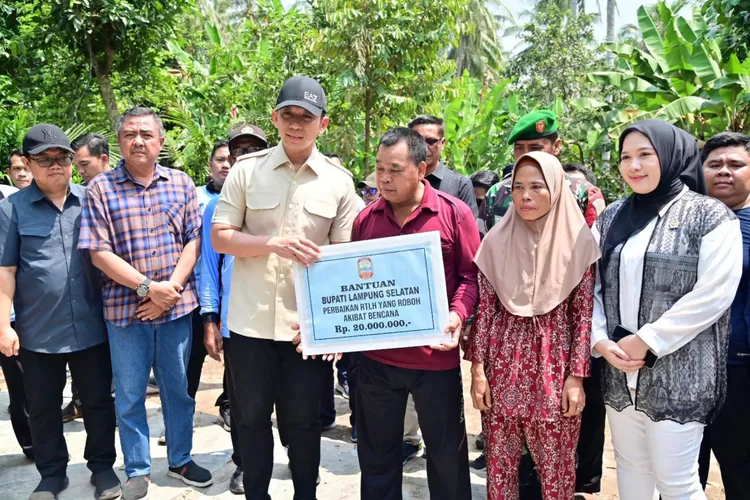 Diterjang Puting Beliung, Warga Kalianda Dapat Bantuan RTLH dari Bupati Egi