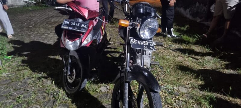 KENDARAAN RODA DUA MILIK PARA PELAKU PERAMPOKAN TERTINGGAL DI LOKASI KEJADIAN KINI DI AMAN KAN OLEH PIHAK APH UNTUK PENYELIDIKAN LEBIH LANJUT