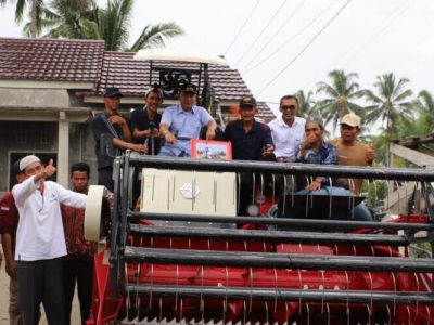 Dukung Swasembada Pangan, Bupati Parosil  Salurkan Bantuan Alat Pertanian Untuk Kelompok Tani di BNS