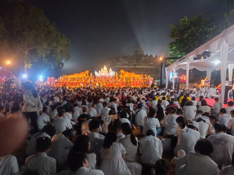 DANREM 072/PAMUNGKAS HADIRI PERAYAAN WAISAK 2569 BE DAN PELEPASAN LAMPION DI BOROBUDUR