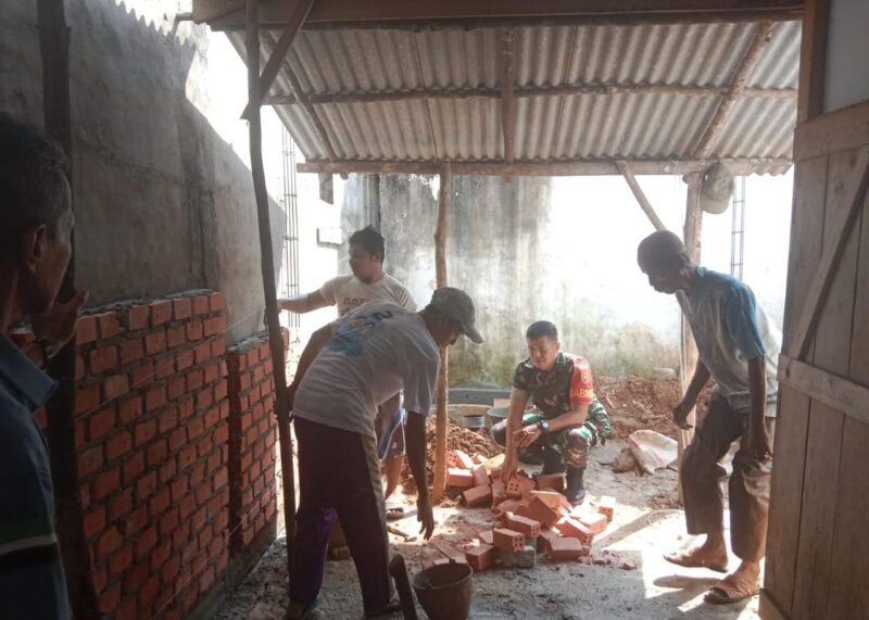 Babinsa Koramil 420-08/Tabir Bantu Renovasi Rumah Warga di Desa Rantau Ngarau
