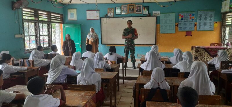 Babinsa Koramil Melaksanakan Bintahwil Wasbang di SDN 52 Sido Lego