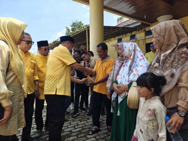 Ketua DPD Partai Golkar Provinsi Jambi, H. Cek Endra, Bagikan Daging Kurban kepada Masyarakat Kurang Mampu