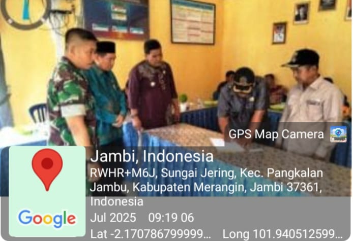 Babinsa Koramil 420-07/Sungai Manau Komsos dengan Perangkat Desa Bahas Keamanan dan Ketertiban Lingkungan