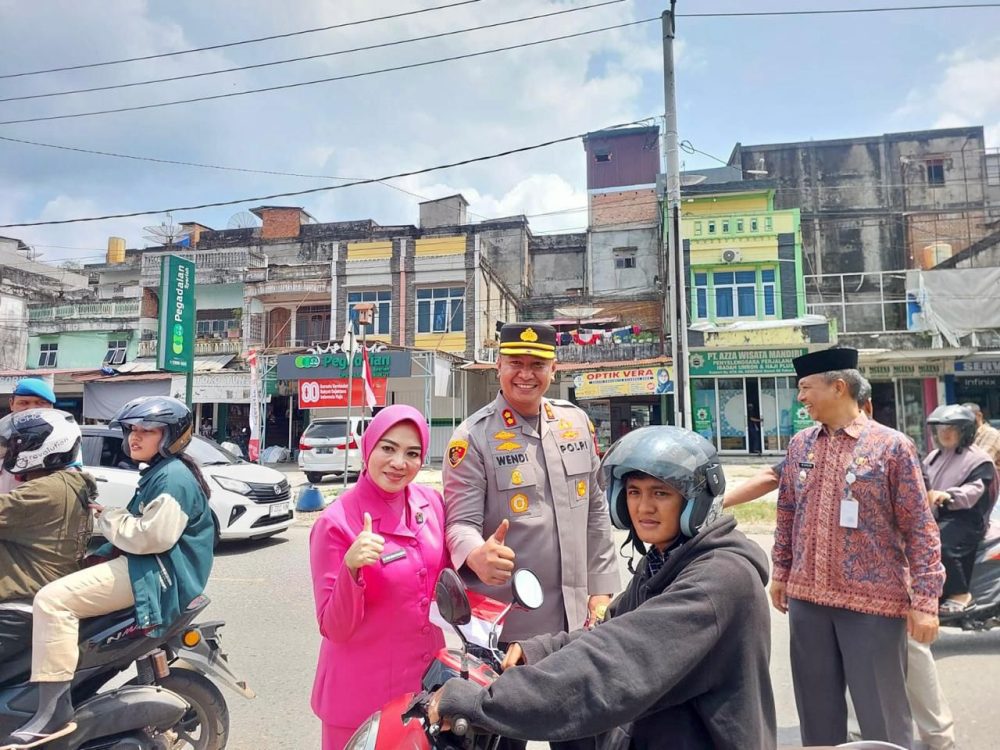 Sambut HUT Ke-80 RI, Kapolres Sarolangun didampingi Ketua Bhayangkari Bagikan Langsung Bendera Merah Putih ke Warga Singkut