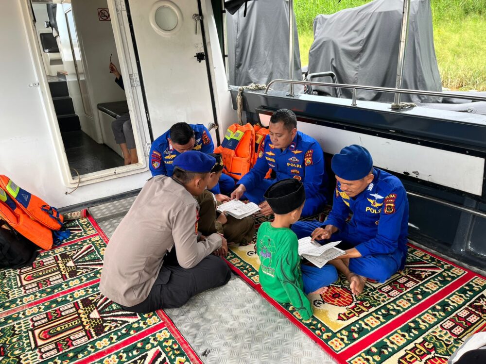 Anak-Anak Pulau Pandan Kota Jambi Antusias Ikuti Belajar Mengaji di Perpustakaan Terapung Ditpolairud Polda Jambi