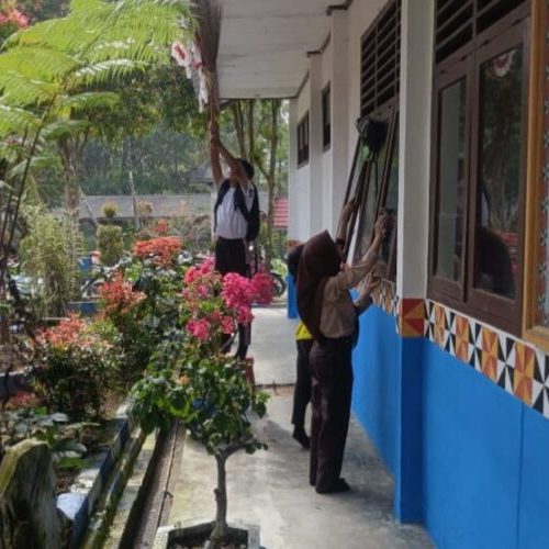 Budayakan Kebersihan, SMPN 1 Kebun Tebu Gelar Gotong Royong
