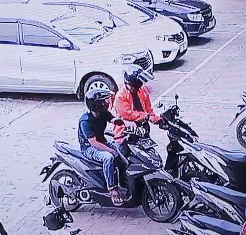 Semakin Nekat Tanpa Rasa Takut, Aksi Pencuri Gasak Motor Terekam CCTV di Metro