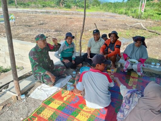 Babinsa Koramil 420-08/Tabir melaksanakan komsos dgn tokoh masyarakat dan warga desa Batang Kibul kec. Tabir barat