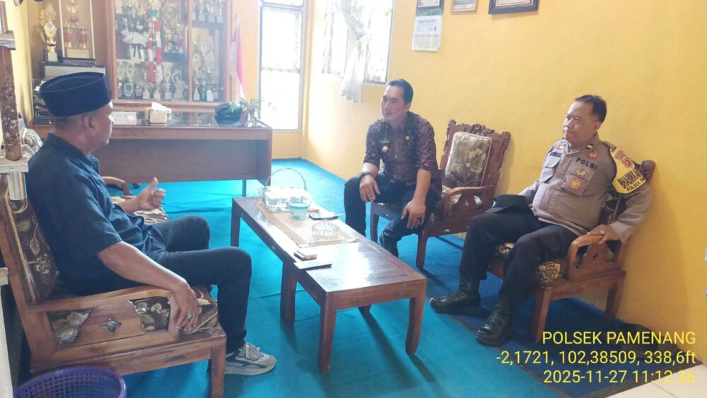 Bhabinkamtibmas Polsek Pamenang Jalin Silaturahmi dengan Kades dan Camat Renah Pamenang untuk Harkamtibmas Kondusif