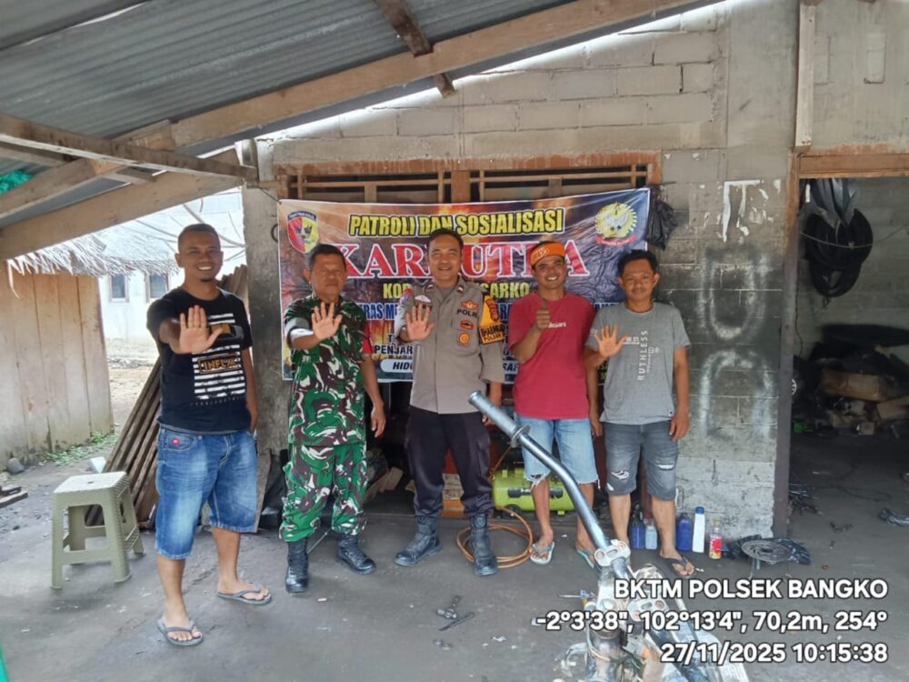 Sinergi Babinkamtibmas dan Babinsa: Pasang Spanduk Karhutla dan Sosialisasi Pencegahan di Desa Pelangki