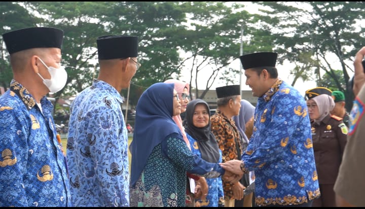 Peringati HUT Korpri, Bupati M. Syukur Serahkan Bantuan Tali Asih dan Uang Duka