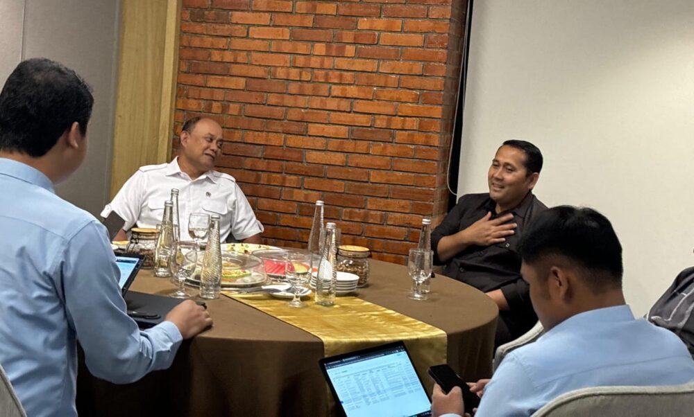 Bahas Percepatan MBG, Bupati M. Syukur Bawa Oleh-oleh Kopi Jangkat untuk Kepala BGN