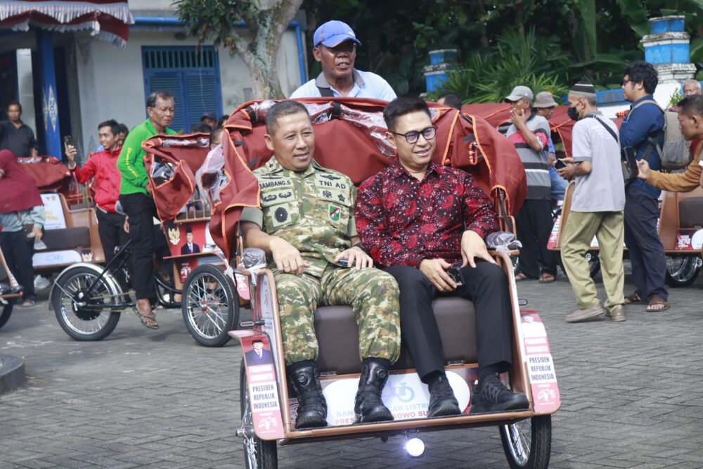 Danrem 072/Pamungkas Hadiri Penyerahan Becak Listrik Presiden RI