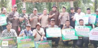Dukung Ketahanan Pangan dan Lingkungan, Bupati M. Syukur Dampingi Gubernur Al Haris Tanam Padi dan Salurkan Bantuan BiosCF ISFL di Desa Seling
