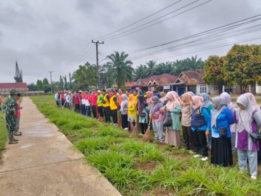 Tunjukan kebersamaan Babinsa Bantu Koordinasikan Kegiatan Kurve Bersama di Desa Muara Delang