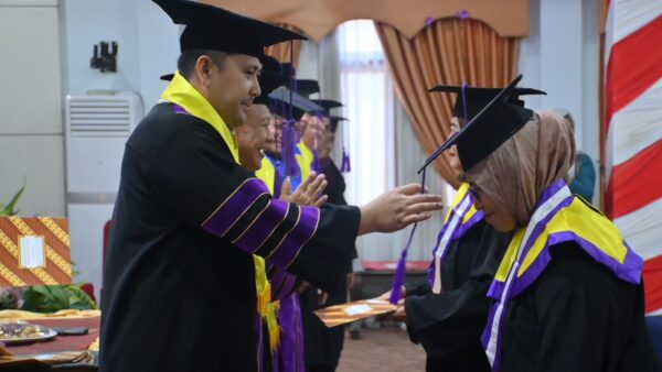 Mbah Wiji (97) Jadi Wisudawati Tertua, Bupati M. Syukur  Mewisuda 147  Siswa Selantang