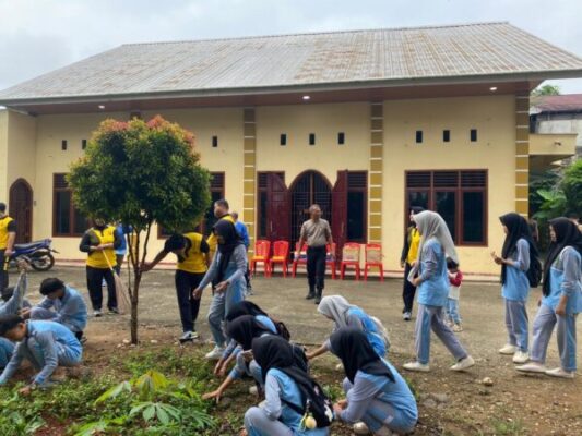 Polres Merangin dan Siswa SMK Negeri 1 Merangin Bersihkan Rumah Ibadah, Dukung Program Lingkungan Asri Nasional.  Bersihkan Masjid dan Gereja, Polres Merangin dan Pelajar Tunjukkan Kepedulian Lingkungan