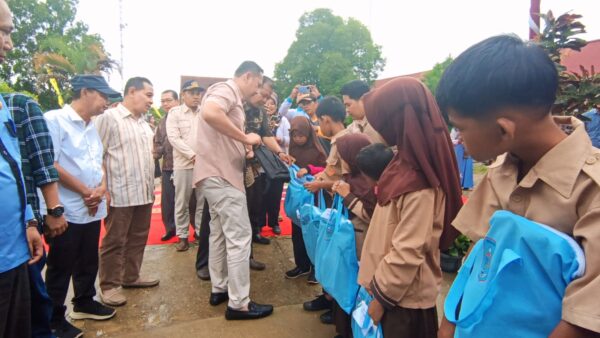 Salurkan Perlengkapan Sekolah Gratis di Pamenang, Bupati M. Syukur: Jangan Bawa Persoalan Pribadi ke Sekolah