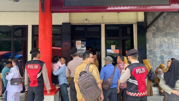 Personel Polres Merangin Laksanakan Pengamanan Pasca Insiden di Bank 9 Jambi, Pastikan Situasi Aman dan Kondusif