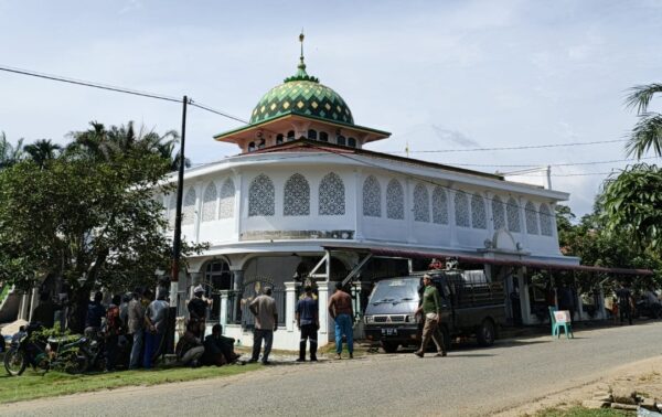 Warga Tanjung Simalidu Gotong Royong Bersihkan Masjid Nurul Iman Sambut Ramadhan