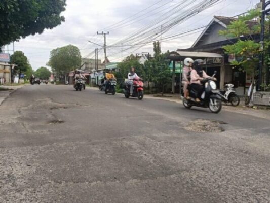 Lubang Dimana-mana, Kondisi Jalan Utama di Kota Metro
