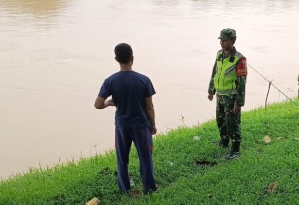 *Guna Antusipasi Banjir, Babinsa Aktif Laksanakan Patroli Bencal*