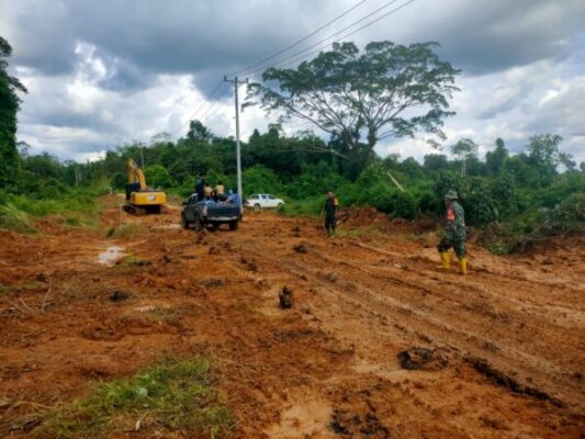 Satgas TMMD ke 128 Kodim 0420/Sarko Turunkan Tiga Alat Berat Perbaiki Jalan Menuju Desa Seko Besar