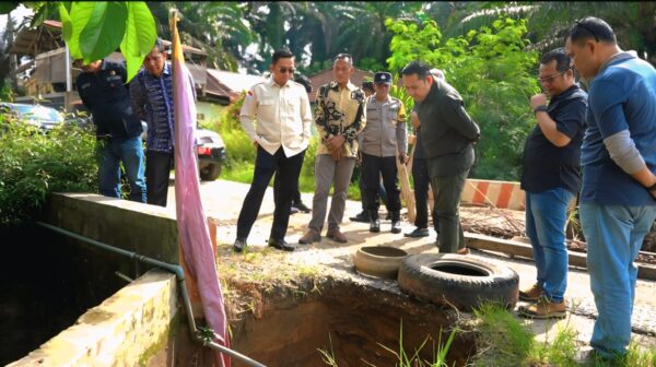 Bupati H M Syukur Berupaya Mantapkan Jalan     · Tinjau Sejumlah Titik-titik Jalan Desa yang Rusak