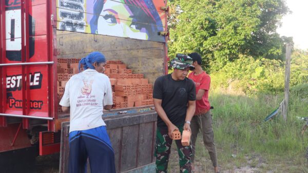 Anggota Satgas TMMD ke-128 dan Warga Turunkan Bata Untuk Rehap Masjid Al Kautsar Bersatu