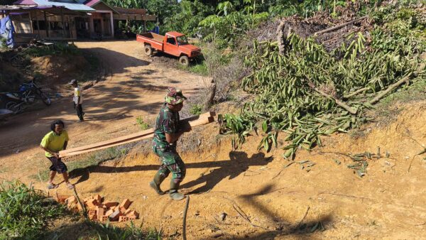 Warga dan Anggota Satgas TMMD ke 128 Kodim 0420/Sarko Turunkan Gorong-Gorong Untuk Akses Jalan Menuju Desa Seko Besar 