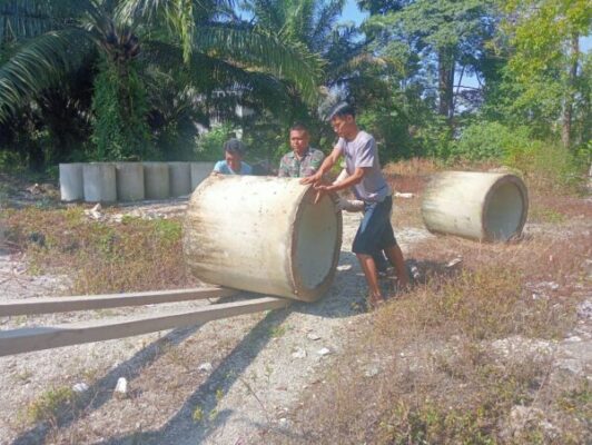Warga dan Anggota Satgas TMMD ke 128 Kodim 0420/Sarko Turunkan Gorong-Gorong Untuk Akses Jalan Menuju Desa Seko Besar 