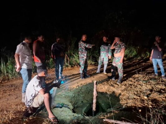 Tak Kenal Lelah, Walau Tengah Malam Anggota Satgas TMMD Masih Bekerja Dititik Perbaikan Jalan