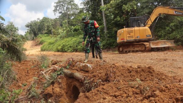 Anggota Satgas TMMD Ke-128 Kodim 0420/Sarko Mulai Pasang Gorong-Gorong Jalan Menuju Desa Seko Besar