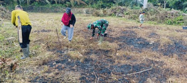 Tanpa Kenal Lelah, Satgas TMMD Ke-128 Kodim 0420/Sarko Bersama Warga Buka Lahan Pertanian di Desa Seko Besar