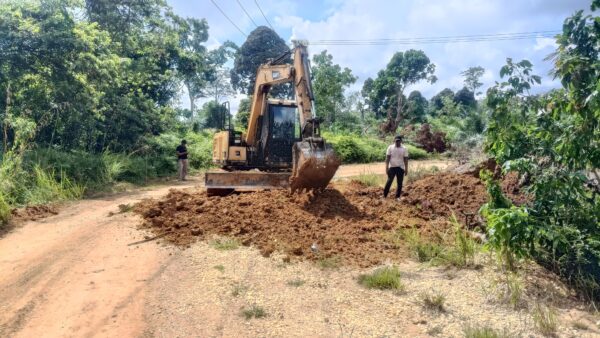 Satgas TMMD ke 128 Kodim 0420/Sarko Pasang Gorong-gorong di Lokasi Perbaikan Jalan 
