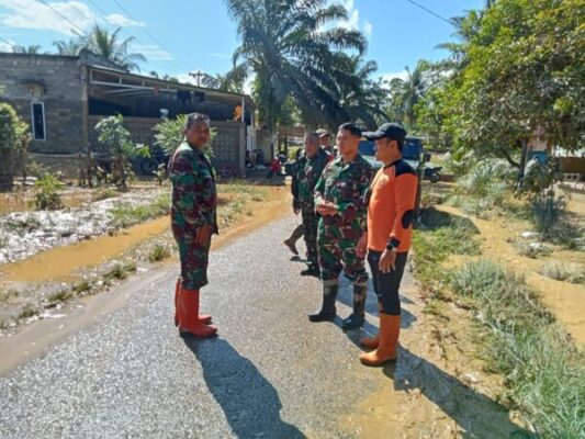 *Dandim 0420/Sarko Tinjau Langsung Lokasi Banjir di Sarolangun, Pastikan Keselamatan Warga*